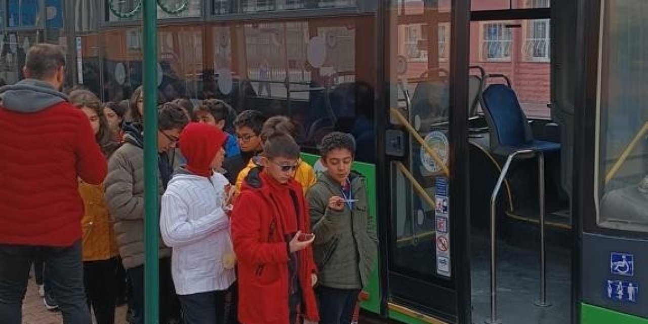 Öğrencilere Toplu Taşıma Kuralları Eğitimi Veriliyor
