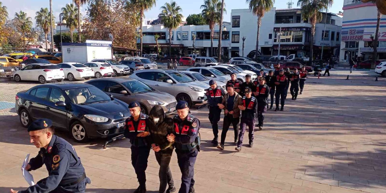 Gaziapaşa’da Jandarmadan 11 Farklı Adrese Eş Zamanlı Uyuşturucu Operasyonu