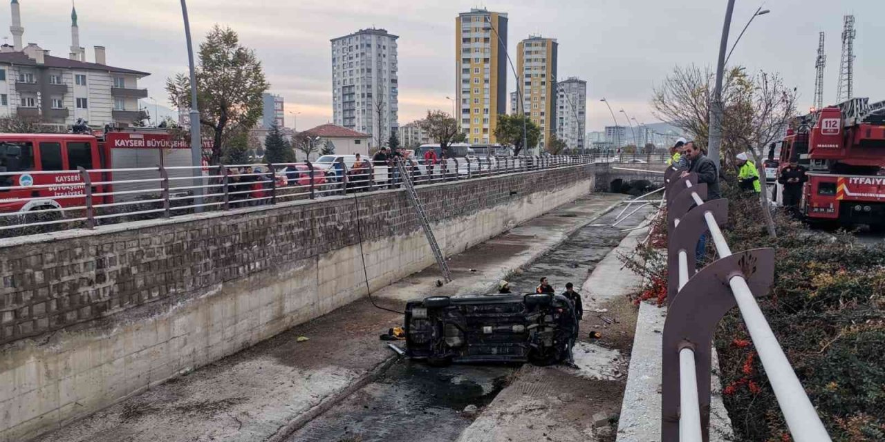 Kanala Düşen Otomobil Alev Alev Yandı: 4 Yaralı