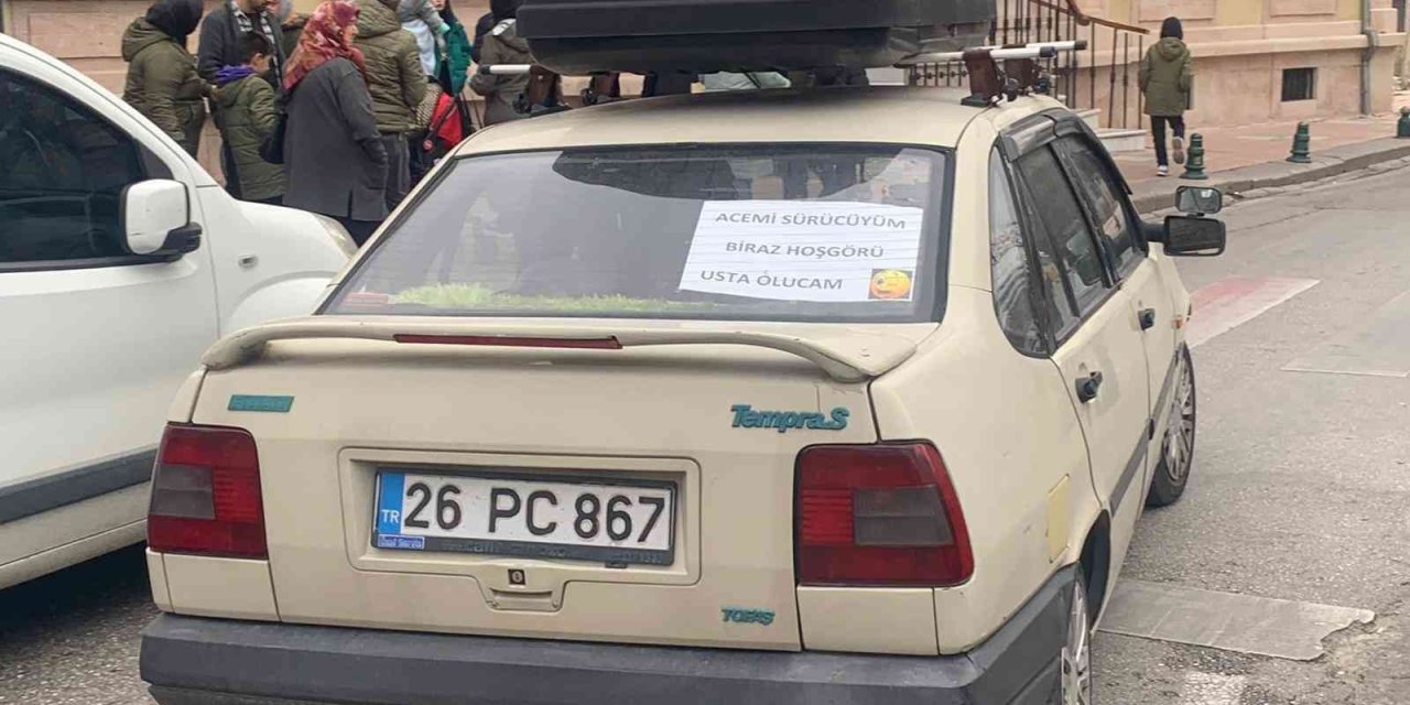 Acemi Olduğunu Aracının Arka Camına Yazdı