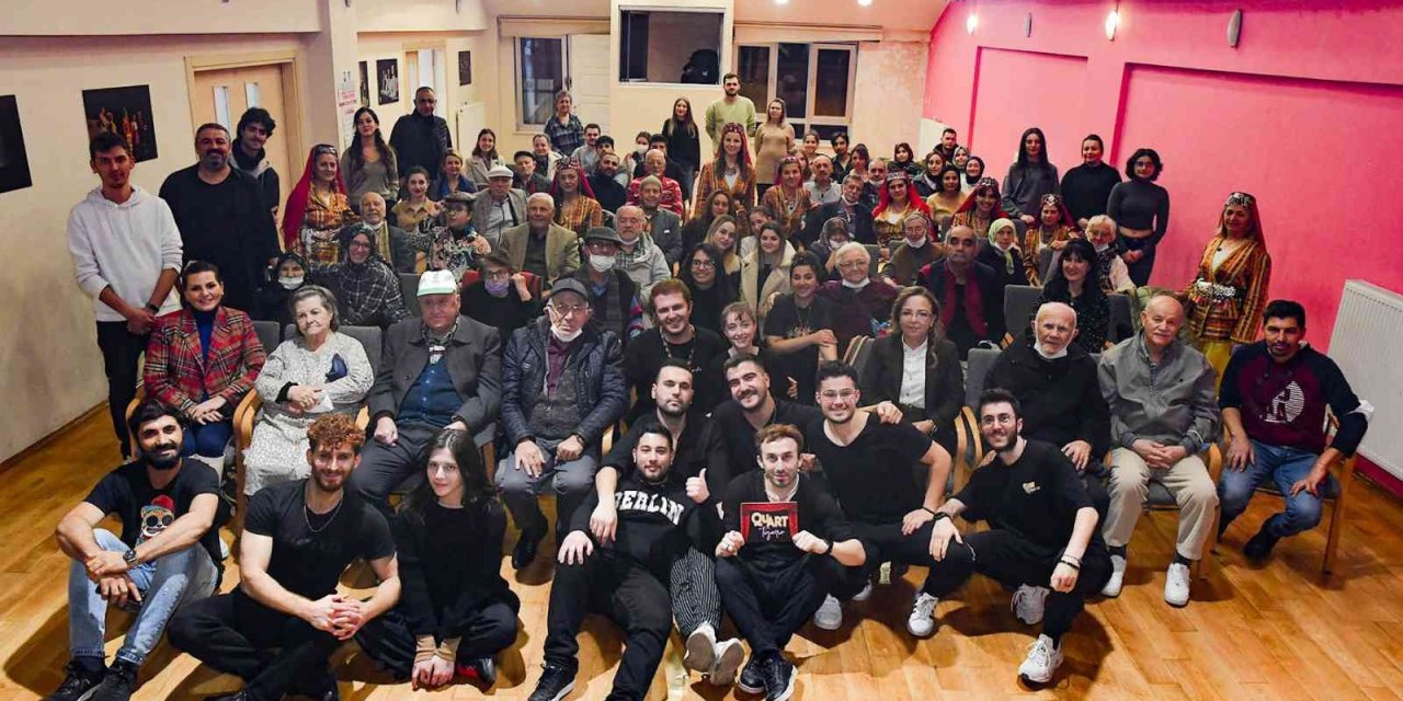 Gençler Ve Yaşlılar Birlikte Sosyalleşti