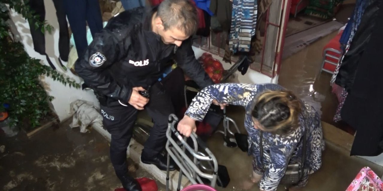 Şiddetli Yağmur Sebebiyle Su Basan Evde Mahsur Kalan Engelli Kadını Ve Yaşlı Anneyi Polis Kurtardı