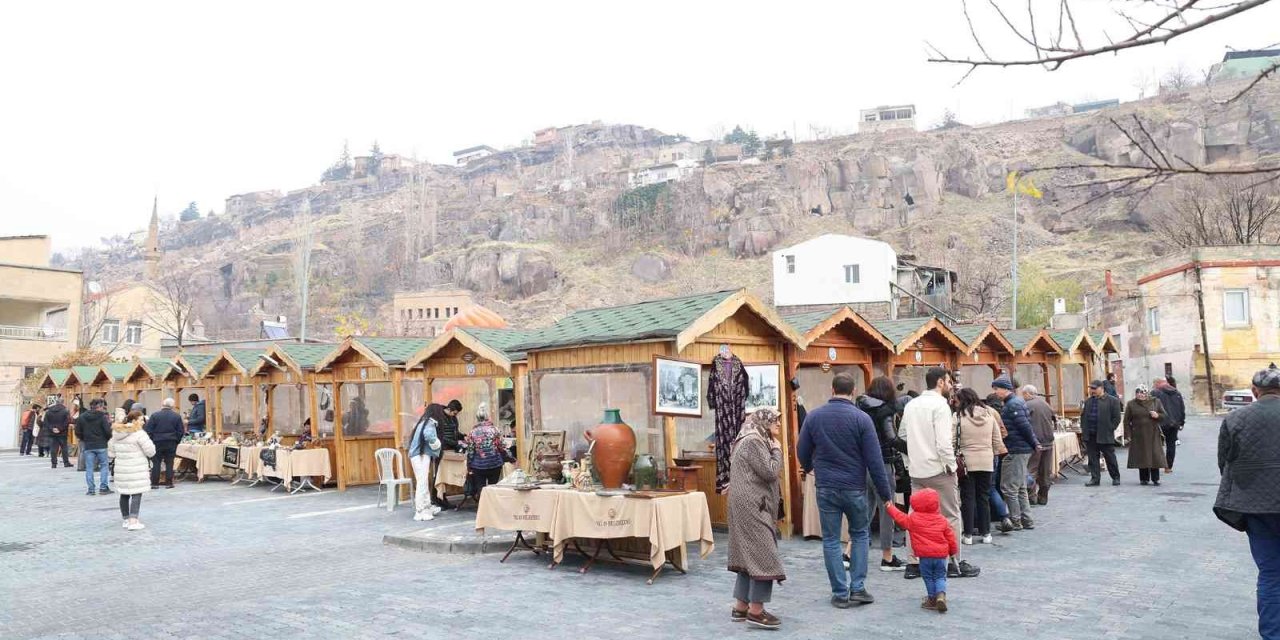 Antika Pazarı Yine Farklı Yine Canlı