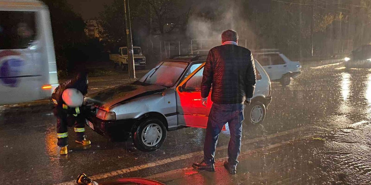 Antalya’da Seyir Halindeki Otomobilde Yangın