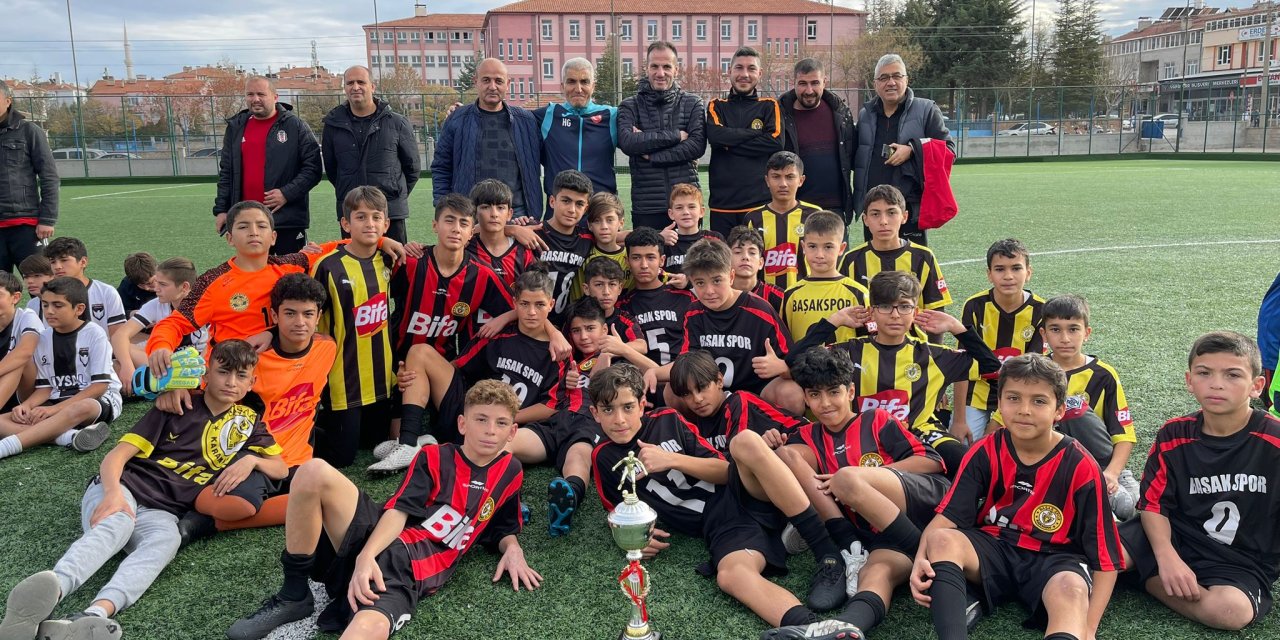 B. Başakspor U-14 Şampiyonu Oldu