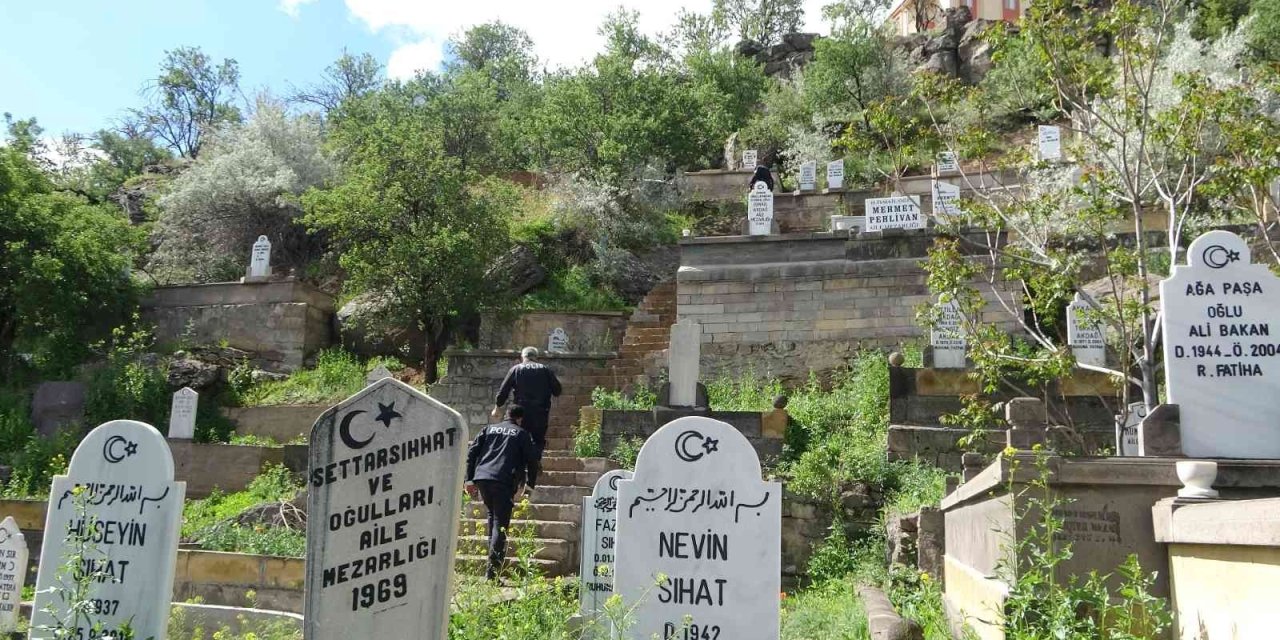 Eski Kız Arkadaşını Mezarlıkta Bıçaklayan Sanığa 9 Yıl Hapis Cezası Verildi