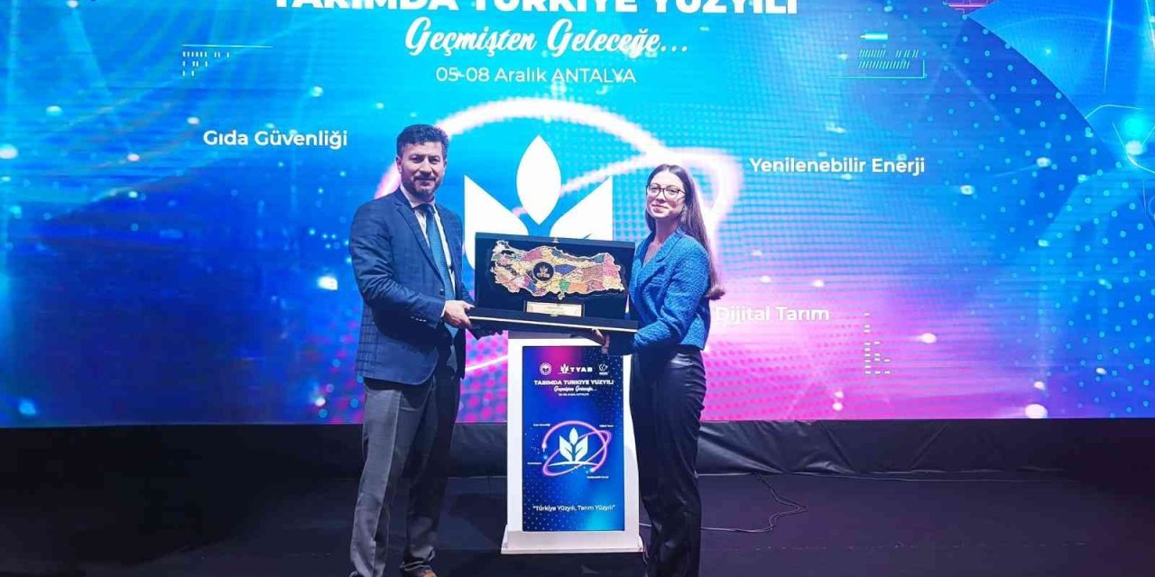 Eskişehirli Üniversite Öğrencisi Genç Kadın Çiftçiye ’tarımda Türkiye Yüzyılı’ Plaketi
