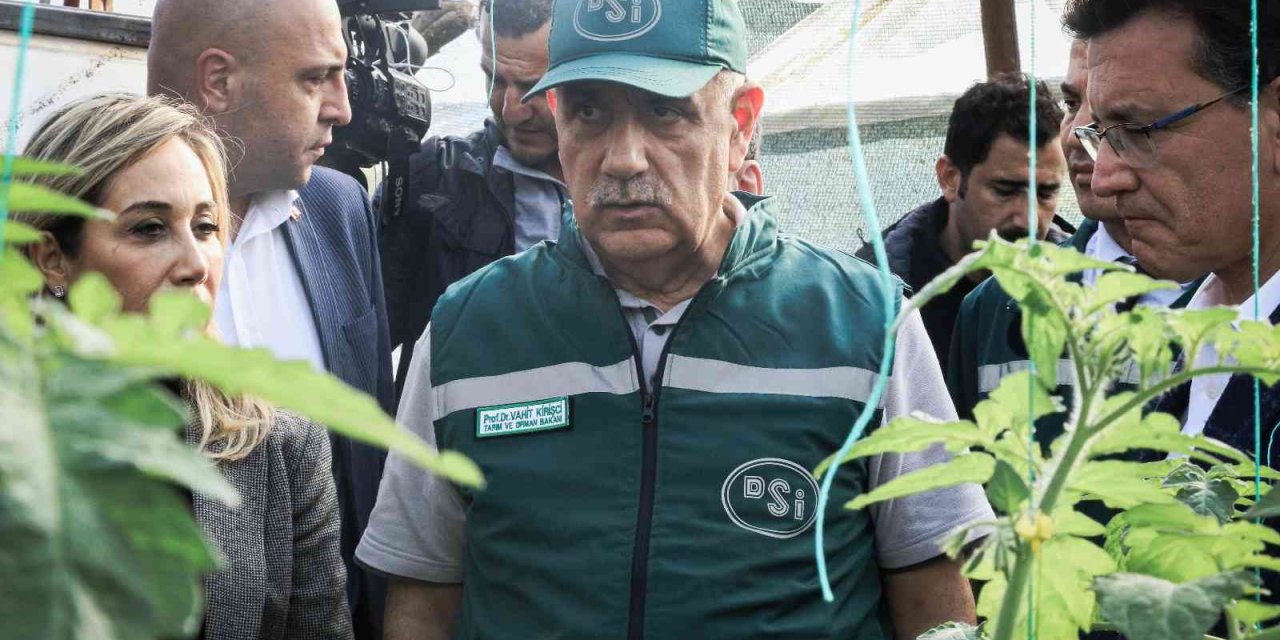 Bakan Kirişci, Kumluca’da Selden Etkilenen Seraları Ziyaret Ederek İncelemelerde Bulundu