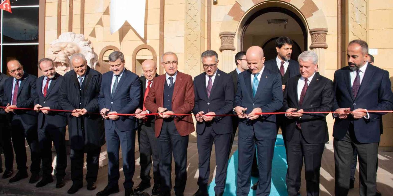 Yaklaşık 2 Bin 500 Eserin Sergilendiği Selçuk Üniversitesi Müzesi Açıldı