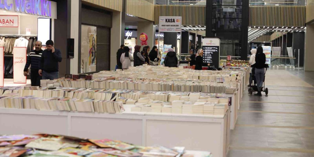 Kumsmall Avm’de ’kitap Ve Hediyelik Eşya Fuarı’ Açıldı