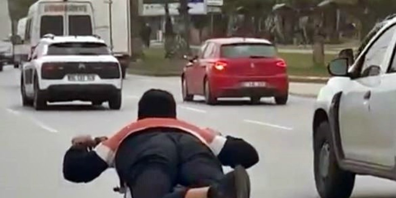 Antalya'da Motosikleti Yüzüstü Yatarak Kullanan Gencin Görüntüleri Tepki Çekti