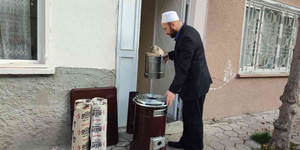 İhtiyaç Sahibi Ailelere Soba Ve Kömür Yardımı Yaparak Örnek Oluyor