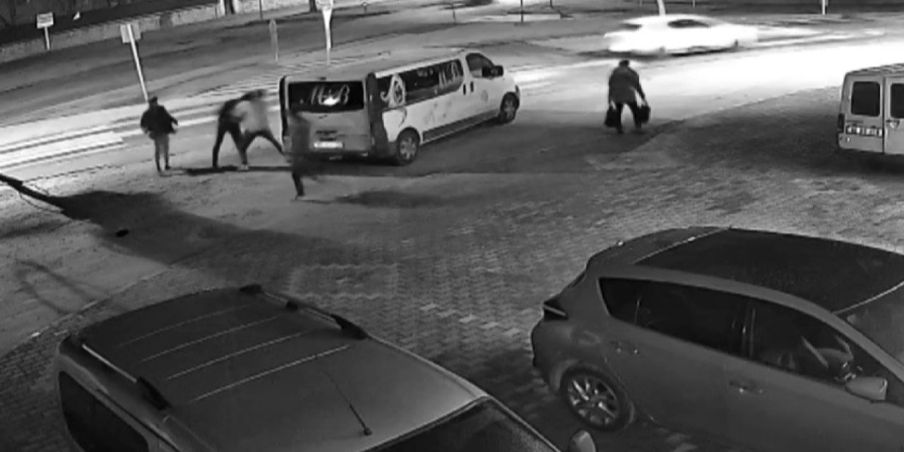 Konya'da Sokak Ortasında Bıçaklı Sopalı Yaralama, O Anlar Kamerada