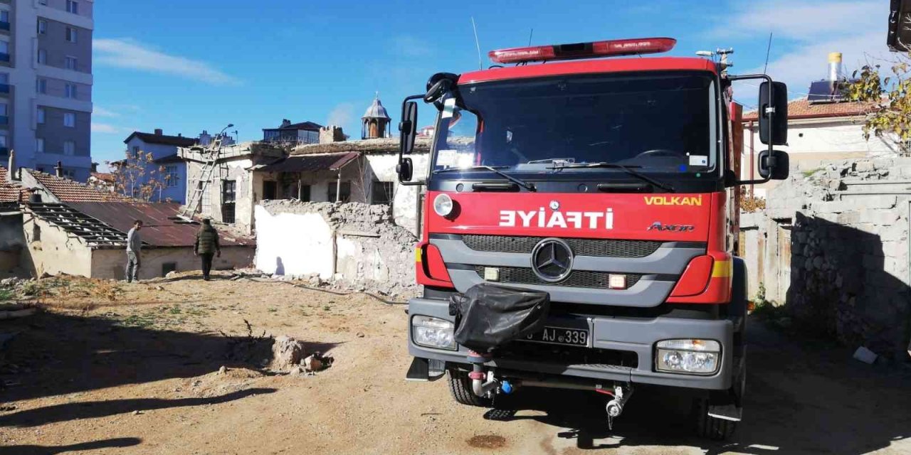 Karaman’da Metruk Evde Yangın Çıktı