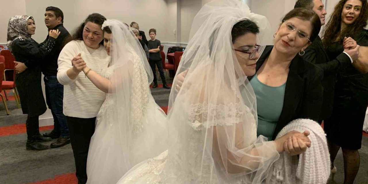 Damla Ve Selda Kardeşlerinin ’beyaz Gelinlik’ Hayalleri Gerçek Oldu