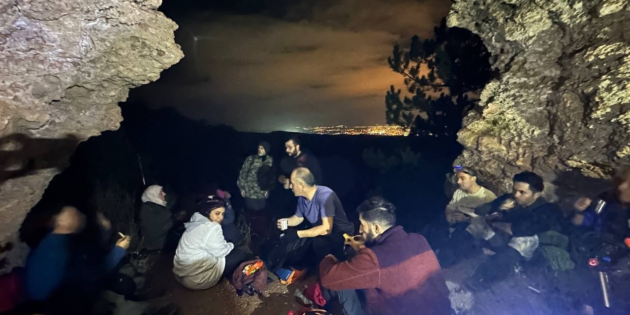 Gece Yürüyüşçüleri Mağaralarda Şehir Işıklarını Seyretti