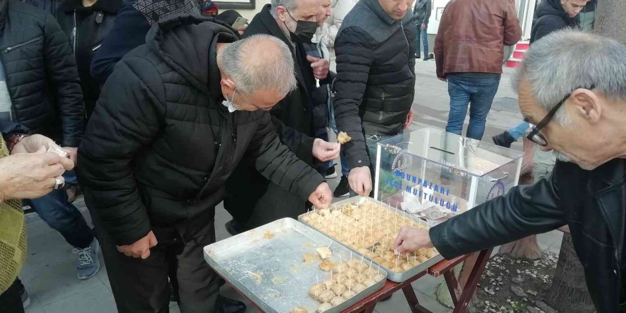 Cuma Namazı Çıkışında Baklava İkramı