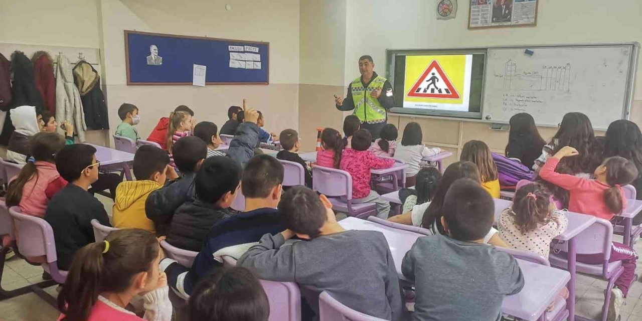 Jandarmadan Vatandaşlara Ve Öğrencilere Trafik Eğitimleri