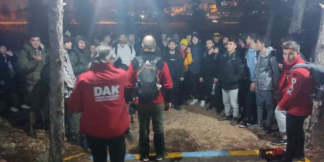 55 Üniversite Öğrencisinden Gece Yürüyüşü