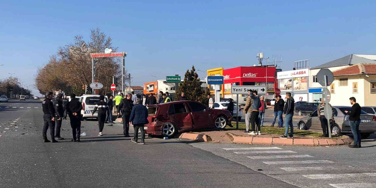 Otomobiller Çarpıştı: 2 Yaralı