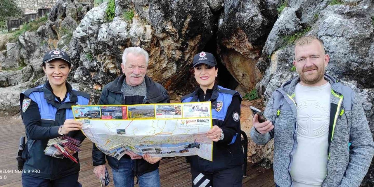 Alanya’da Turistler Broşürlerle Bilgilendiriliyor