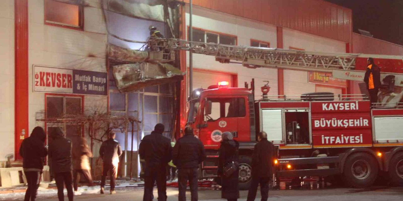 Kayseri’de Mobilya İmalathanesi Yangında Küle Döndü