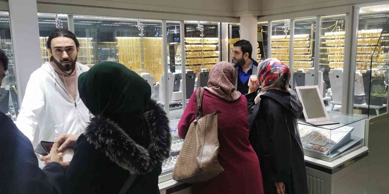 Aksaray’da Yılbaşı Öncesi Döviz Mevduatları Altına Dönüştürülüyor