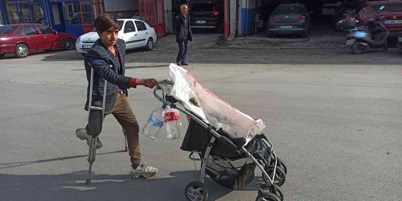 Tek Ayak Üzerinde Çalışarak Aile Bütçesine Destek Oluyor