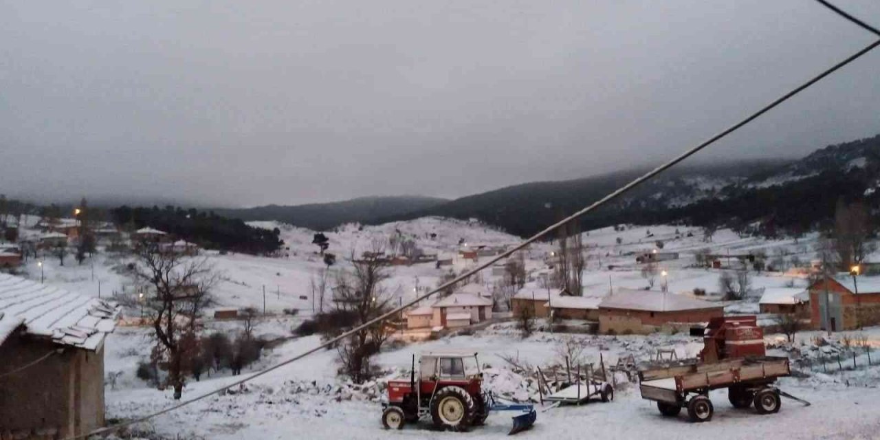 Seyitgazi’ye Mevsimin İlk Karı Yağdı