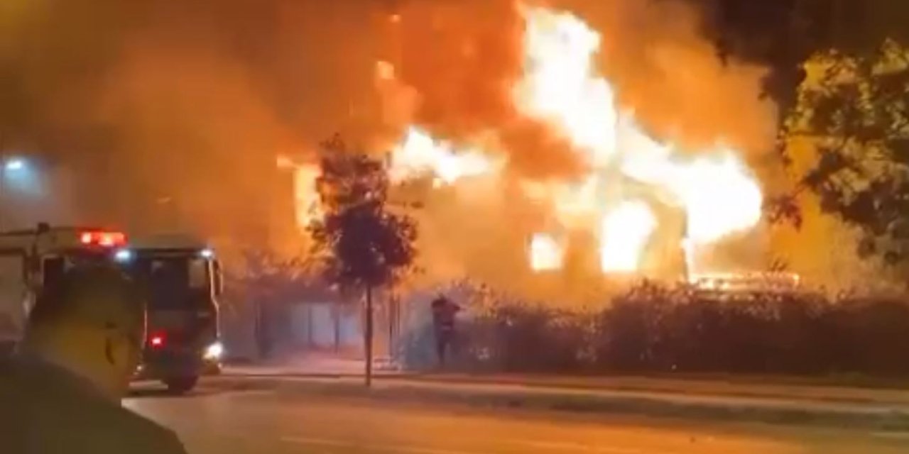 Antalya'da Metruk Ev Yangını Geceyi Aydınlattı, Sürücüler Alevleri Yüzlerinde Hissetti