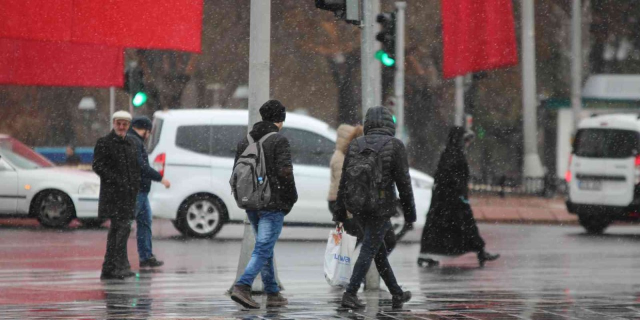 Kayseri’ye Mevsimin İlk Karı Yağdı