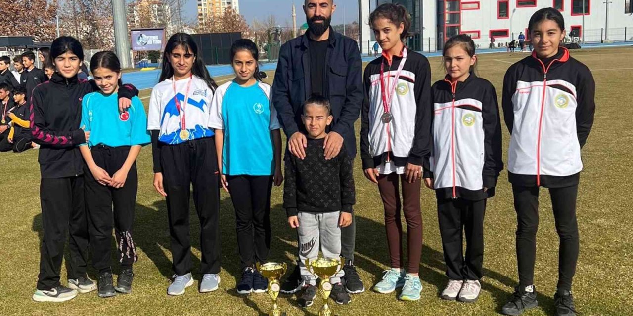 Atatürk Koşusunda Talasgücü’lü Atletler Kürsüye Çıktı