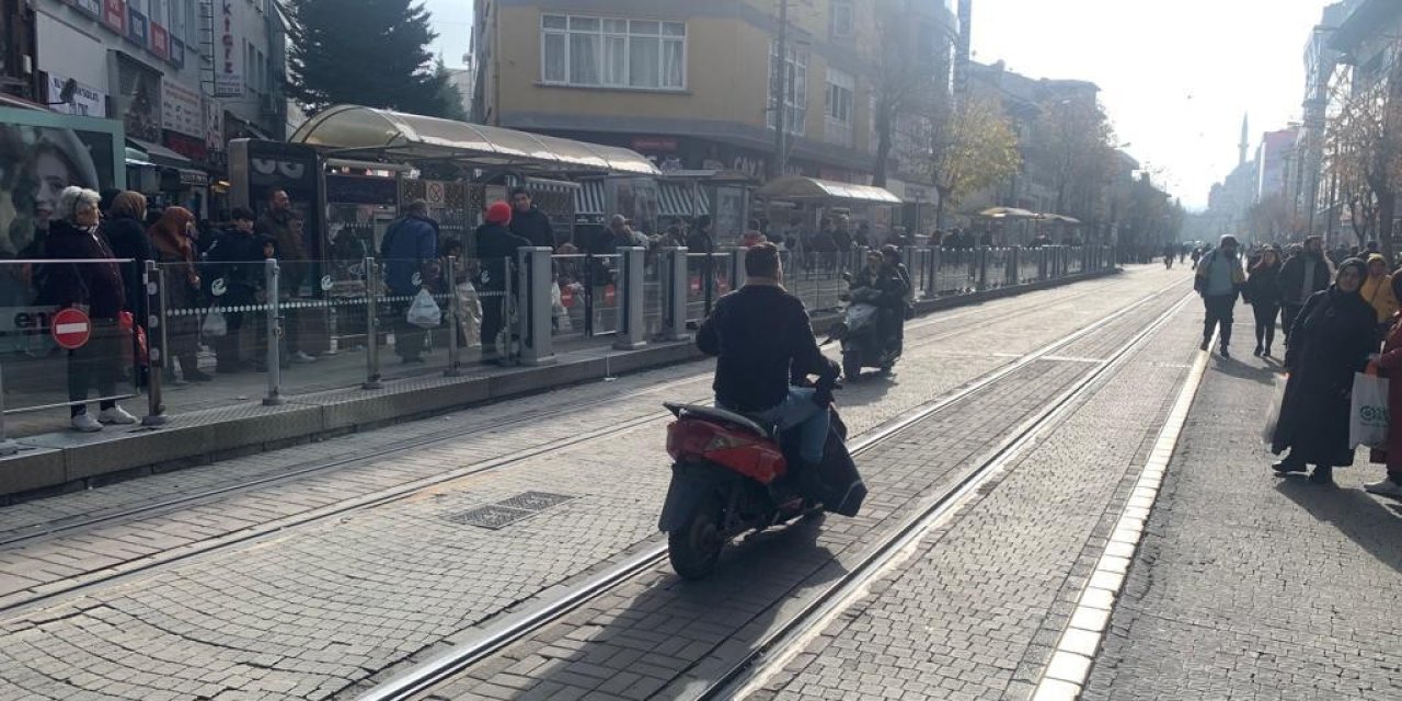 İki Eylül Caddesi’nde Yasağı Umursayan Yok