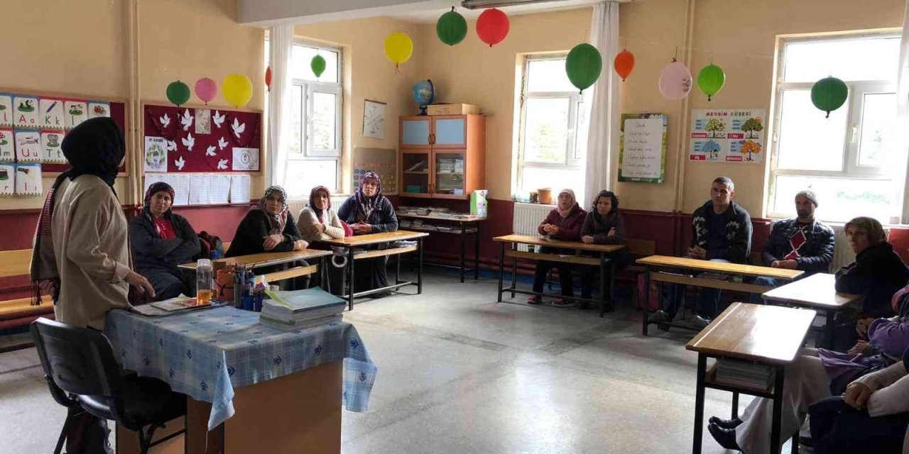 Aile Okulunda Ailelere Eğitimler Veriliyor