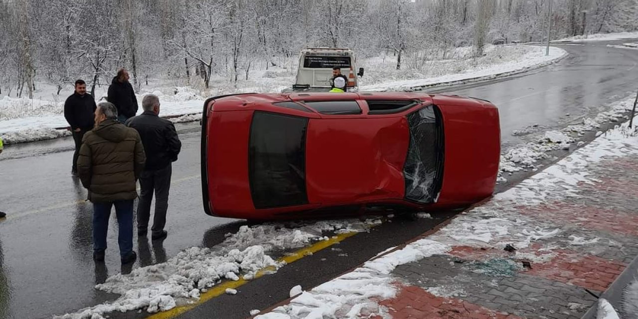 Park Halindeyken Hareket Eden Otomobil Devrilerek Durdu
