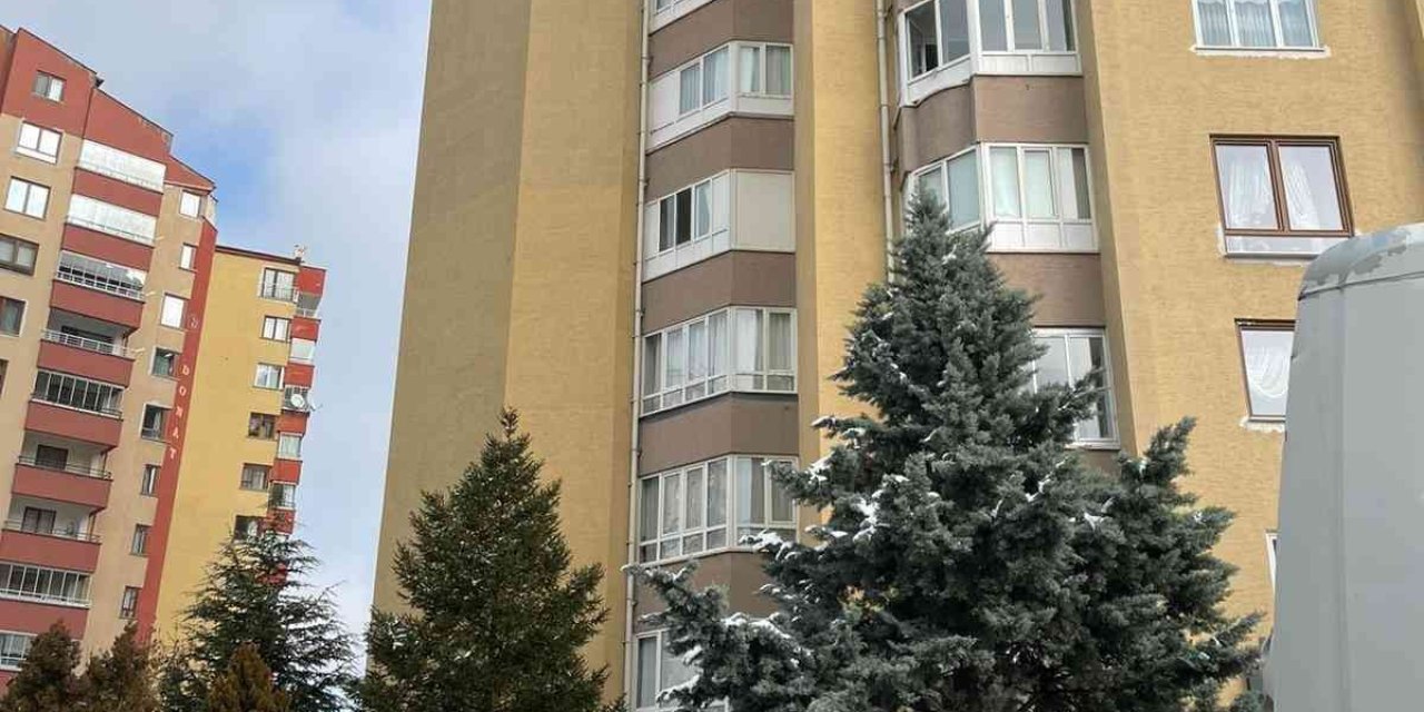 Cam Silerken Beton Zemine Düşen Kadın Hayatını Kaybetti