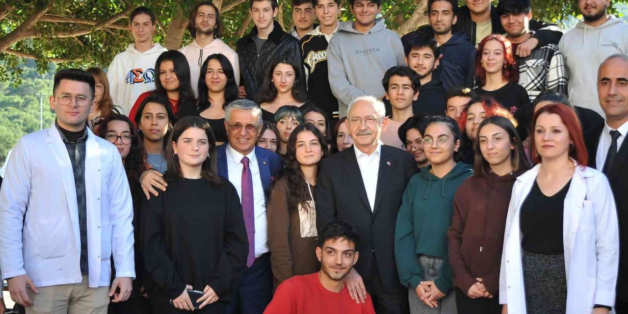 Kılıçdaroğlu, Kemer’de Öğrencilerle Bir Araya Geldi