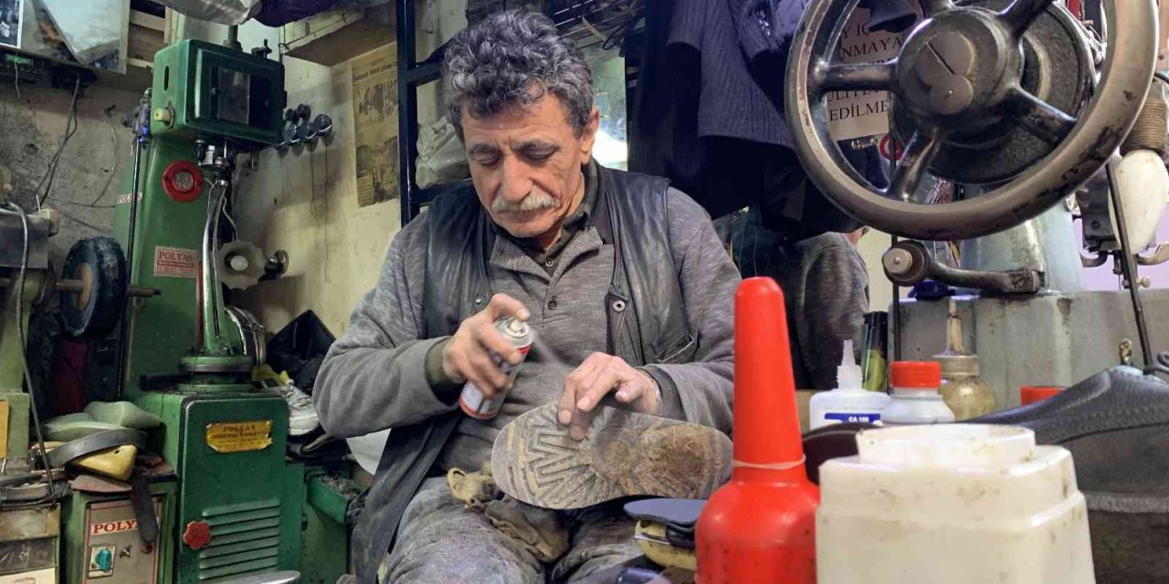 Sıcak Tutan Botların Tamirini Yapan Esnaf Isınamıyor