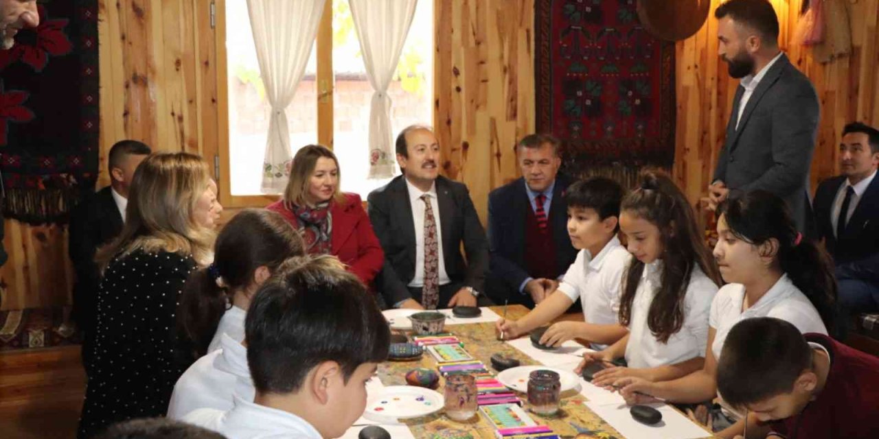 Milli Eğitim Müdürü Koca: "Geleneksel Masallarımızı Dinlemek İçin Masal Evlerimize Bekliyoruz"