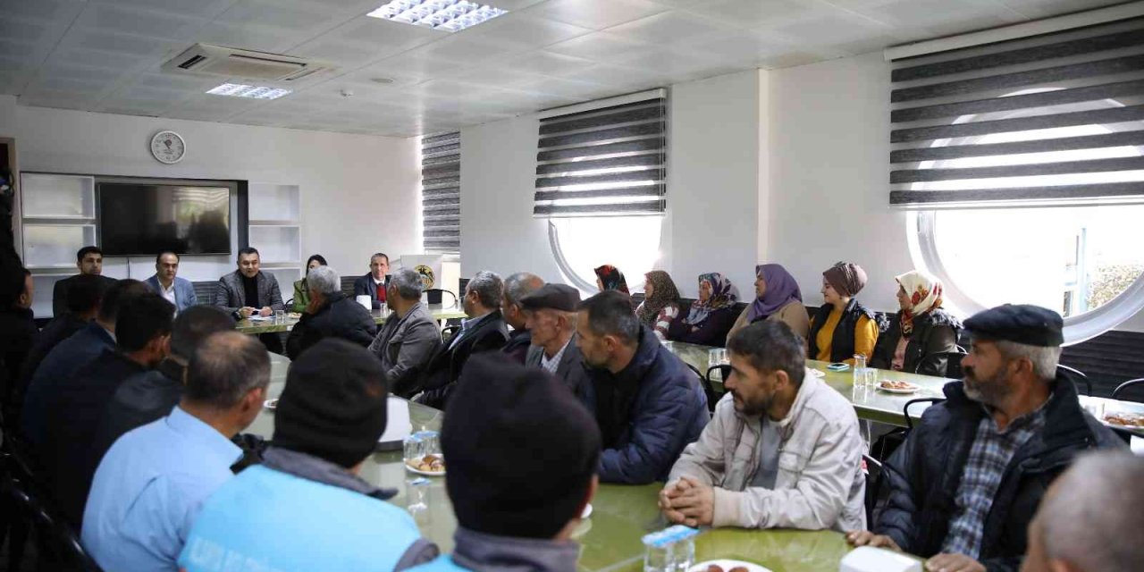 Başkan Yücel, Kız Öğrenci Yurdunda Kalan Öğrencilerin Ailelerini Dinledi