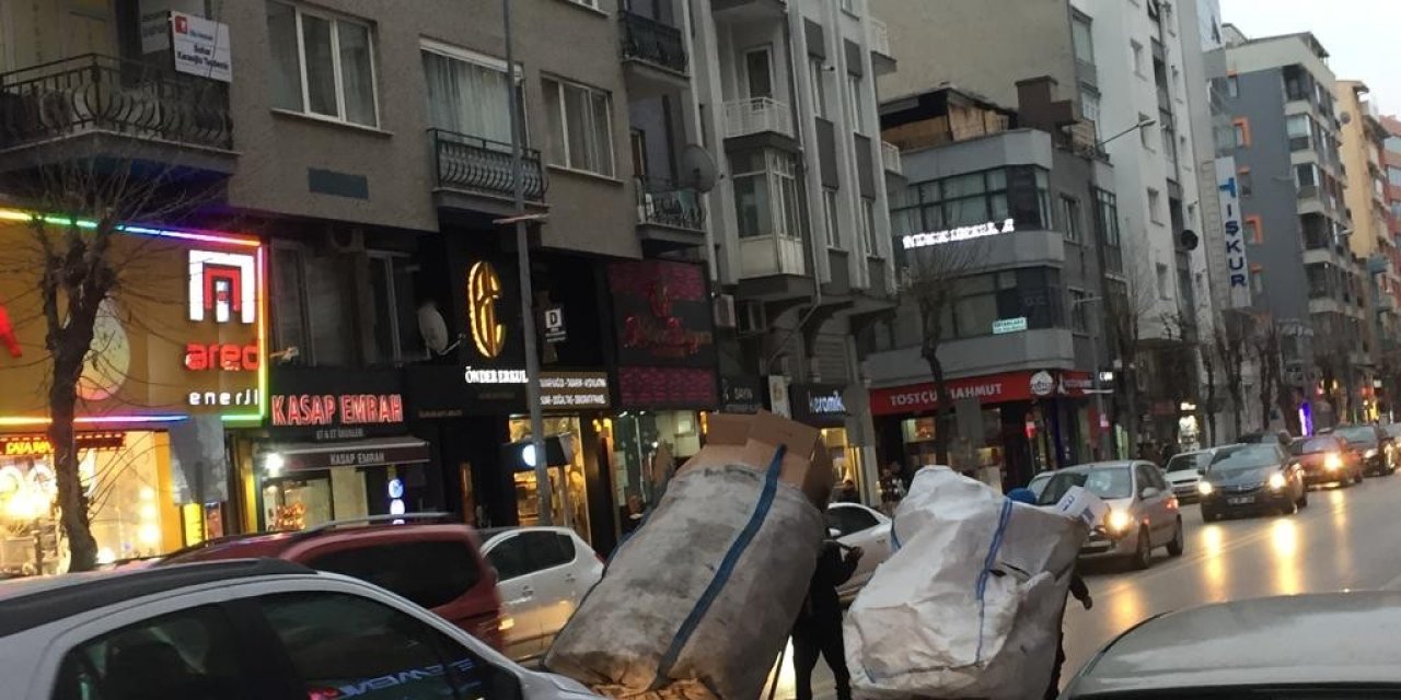Kâğıt Toplayıcı Çocuklar Trafiktekileri İsyan Ettirdi