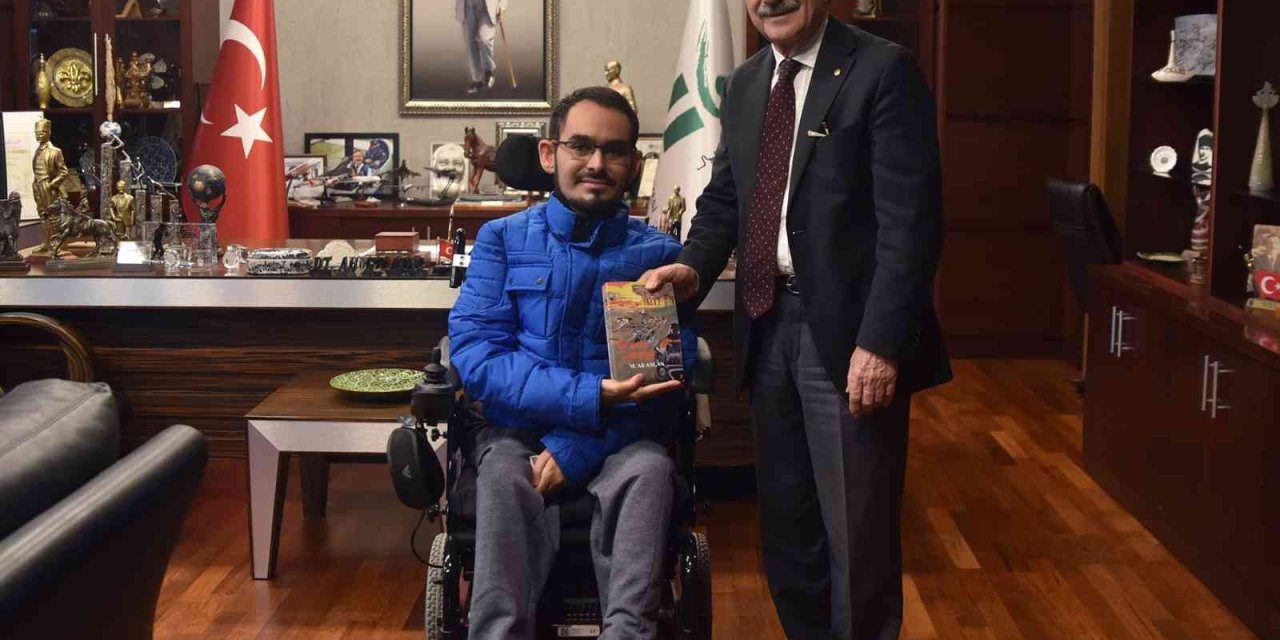 Kitabını Başkan Ataç’a Armağan Etti