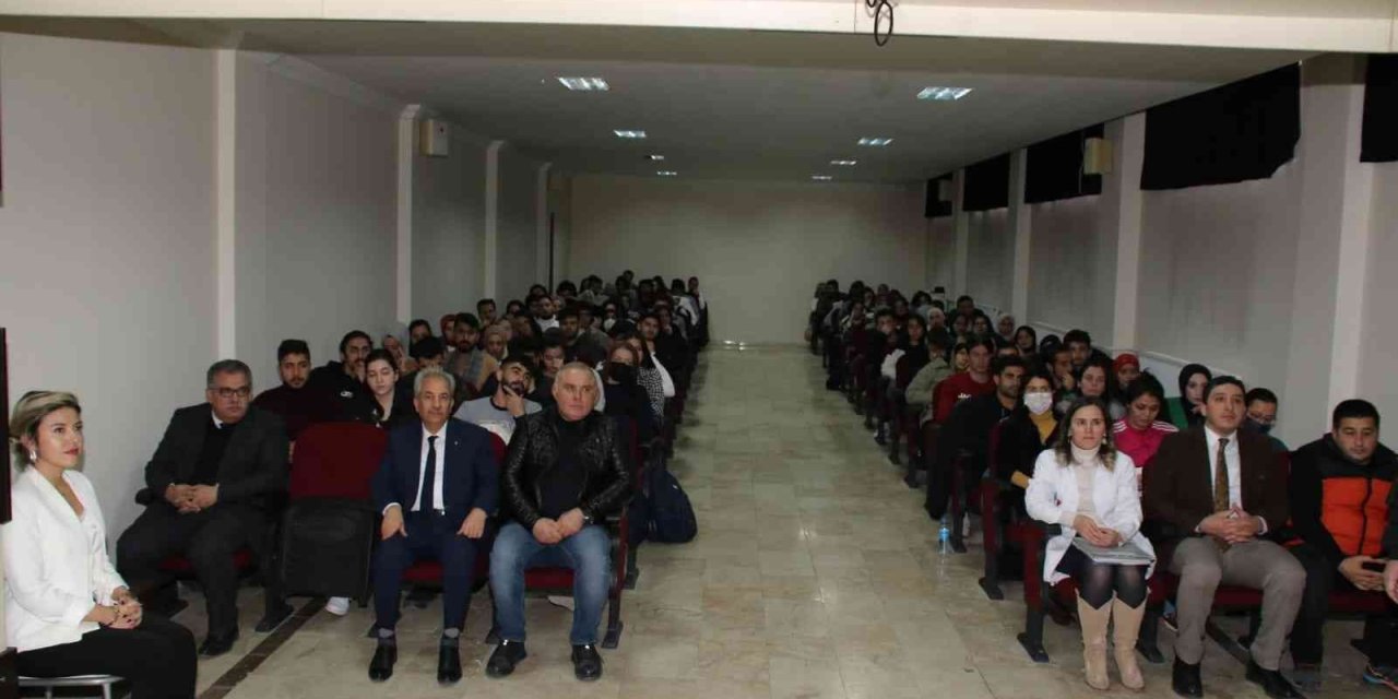 Konya'da Başkan Akkaya Öğrencileri İndirim Kart Konusunda Bilgilendirdi