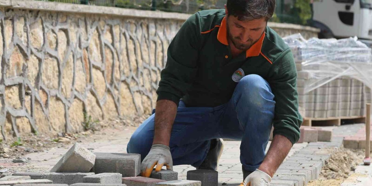 Toroslar Belediyesi, Kendi İmalatı Kilit Parke Taşlarıyla Yolları Döşüyor
