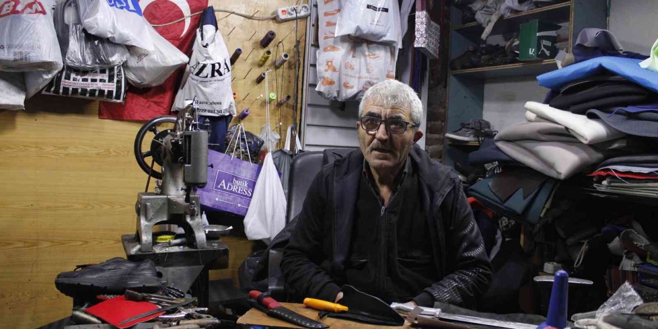 Antalyalı Usta Yıllardır Eskişehir’de Ürettiği Bıçak Kılıflarıyla Dikkat Çekiyor