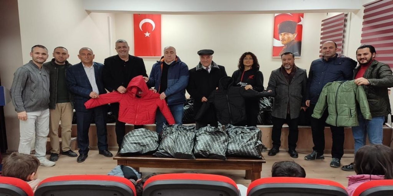 İstanbul’daki Eskişehirlilerden Memleketlerindeki Öğrencilere Mont Ve Bot Desteği