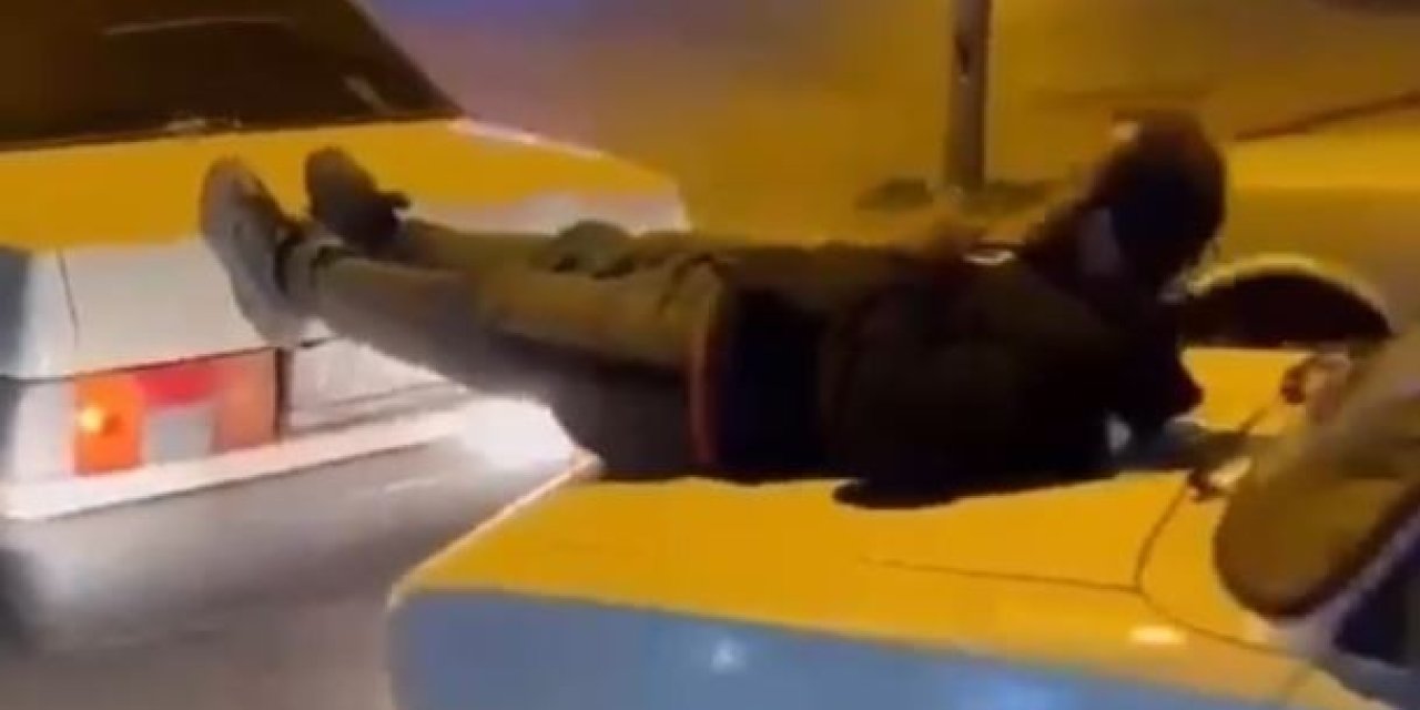 Antalya'da İki Otomobilin Arasına Uzanıp, Arızalanan Aracı Ayaklarıyla İtti