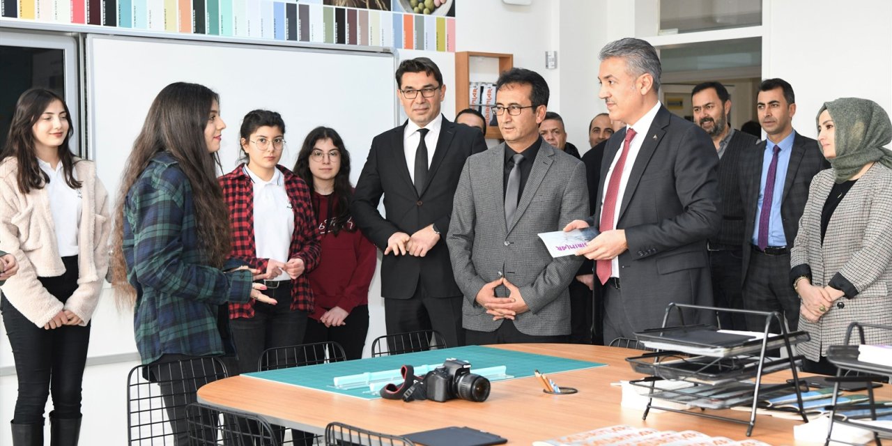 Atölyelerini Tanıtıp Dergi Bastılar