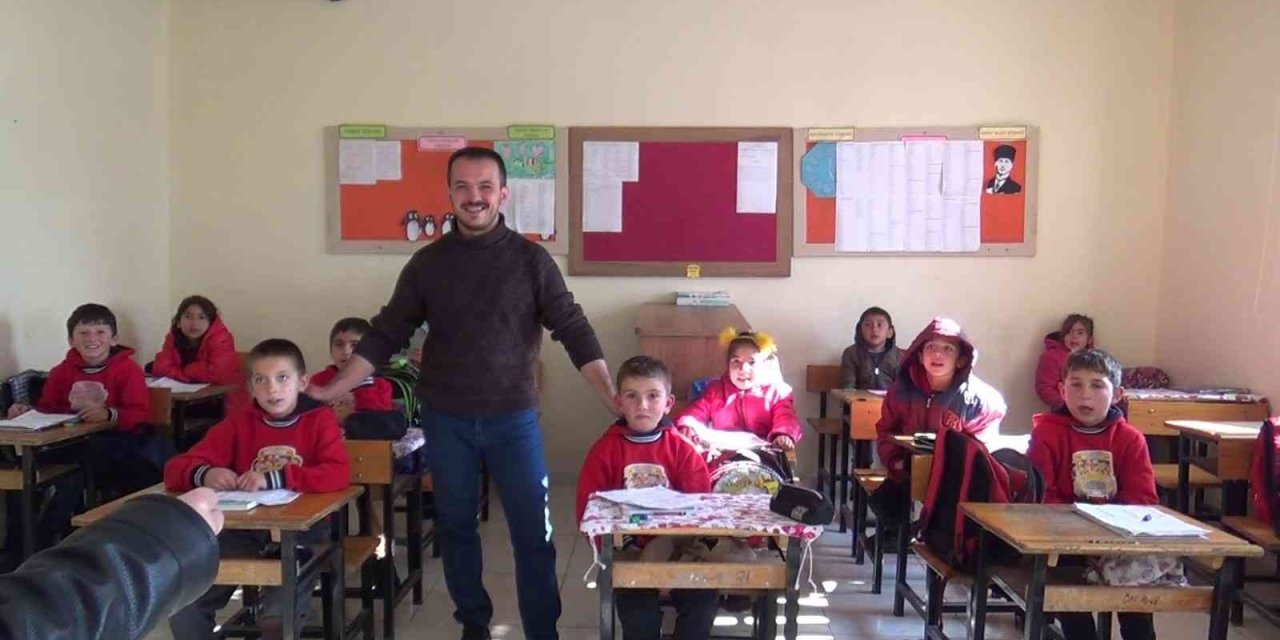 Okulda Öğretmen, Camide İmam