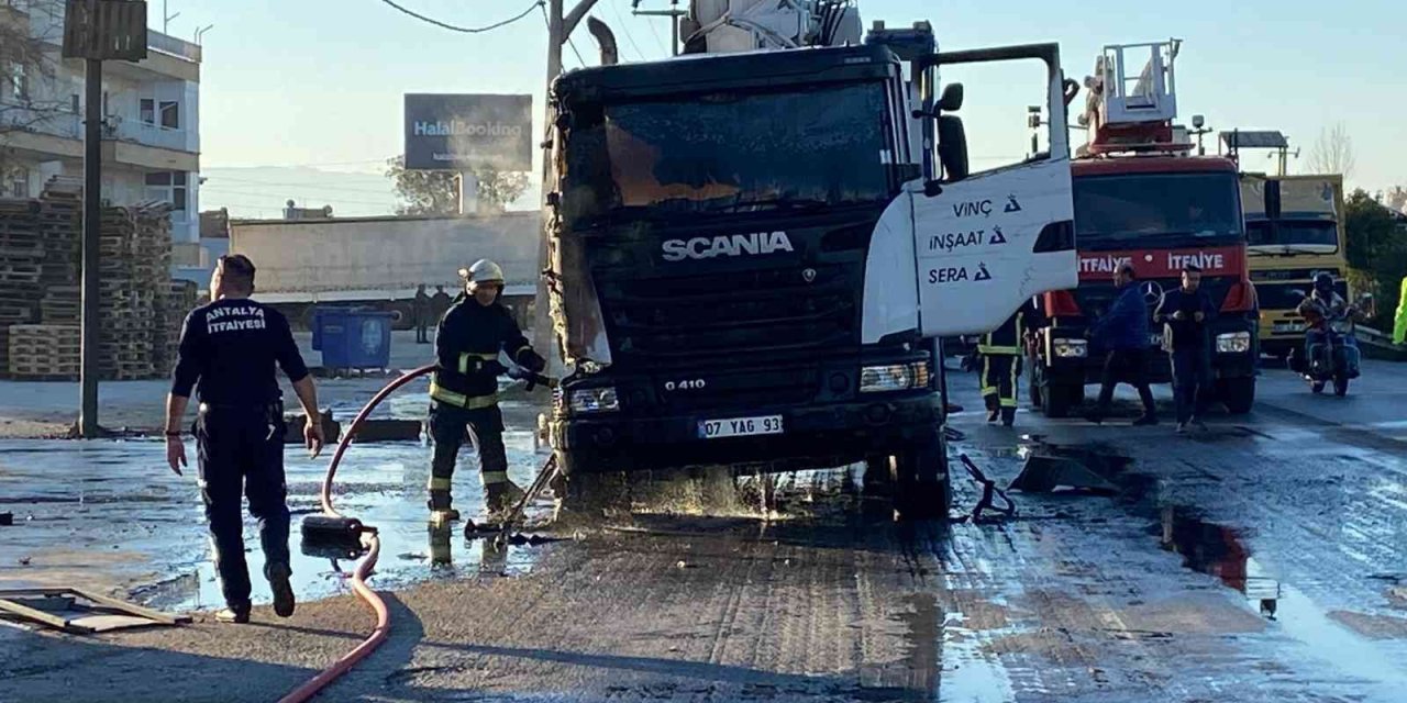 Seyir Halindeki Kamyon Alev Alev Yandı